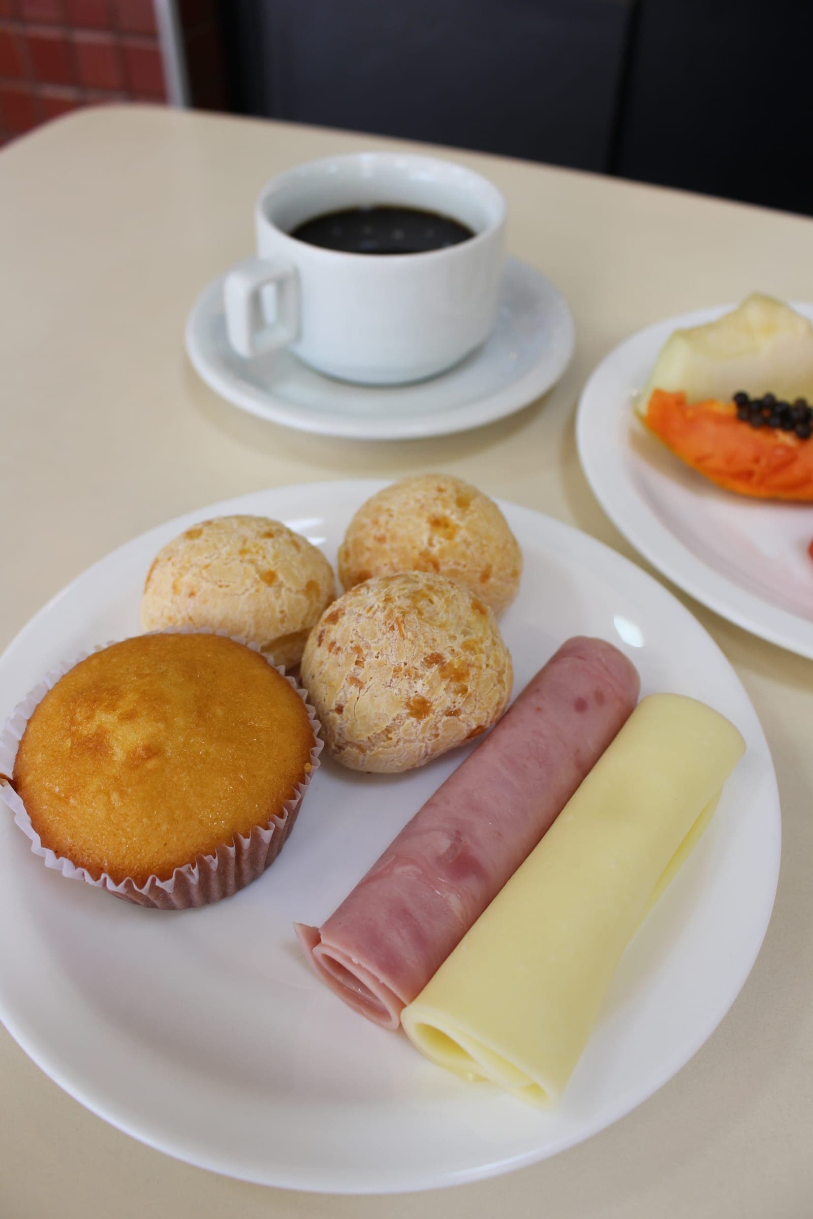 Pão de queijo e bolo caseiro do café da manhã